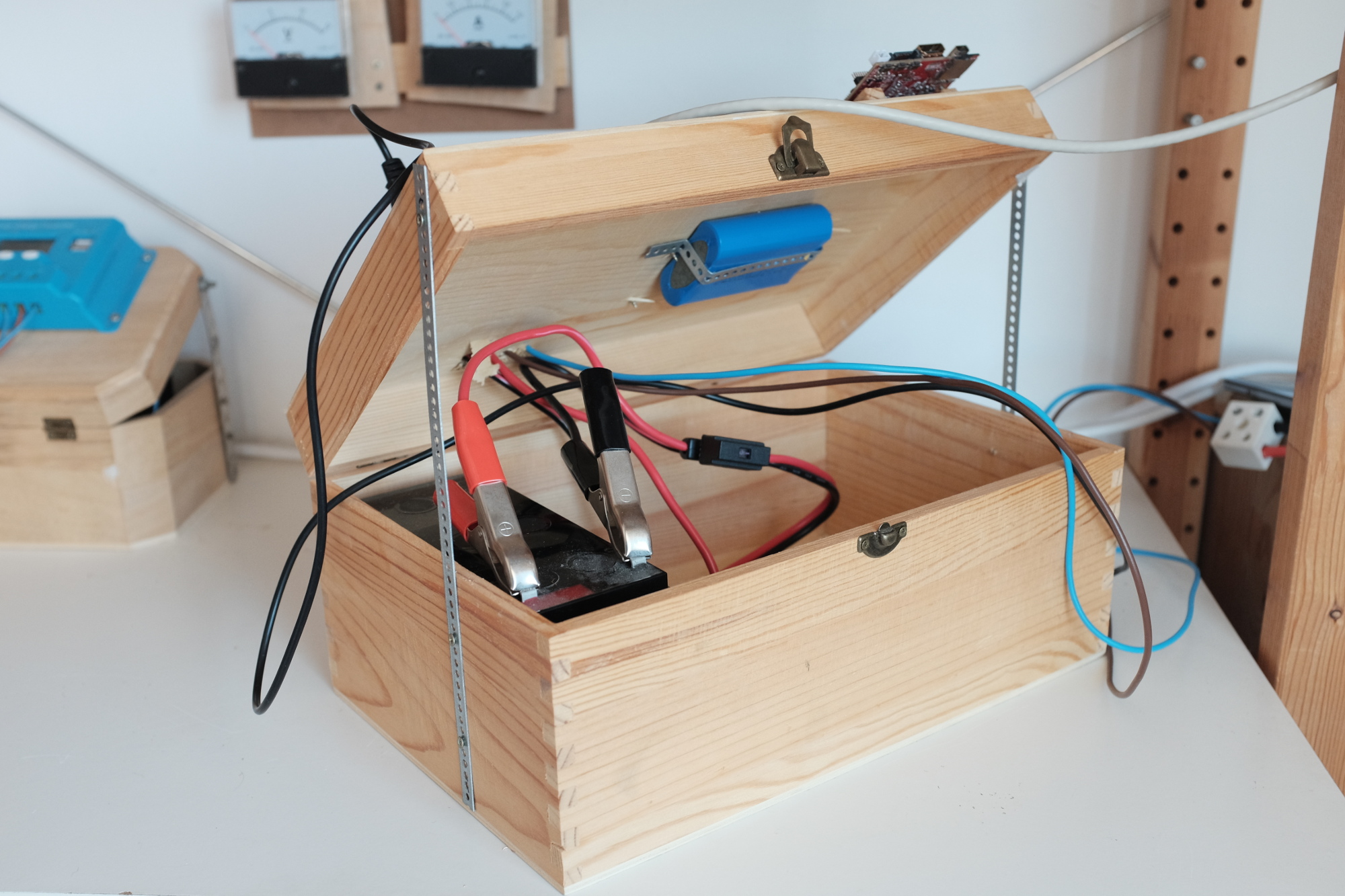 The 35Wh lead-acid battery and 30Wh Li-Po batteries that power the server.